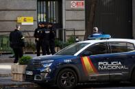 Agentes de la Policía Nacional permanecen frente al Ministerio de Defensa de España después de que se enviaran al ministerio presuntos artefactos explosivos ocultos en sobres, tras otros paquetes enviados a objetivos relacionados con el apoyo español a Ucrania, en medio de la invasión rusa de Ucrania, en Madrid, España