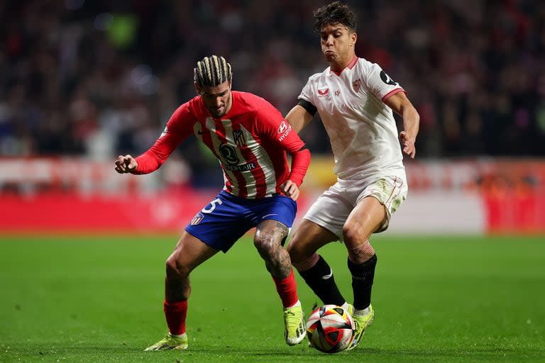 Rodrigo De Paul disputa la pelota con Oliver Torres