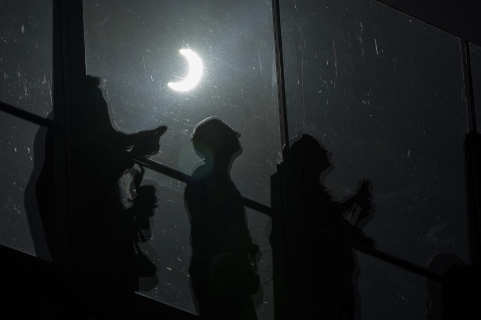 ARCHIVO - Varias personas observan el eclipse solar anular en la famosa franja "The Strip" de Las Vegas, el sábado 14 de octubre de 2023, en Las Vegas. (AP Foto/John Locher, Archivo)