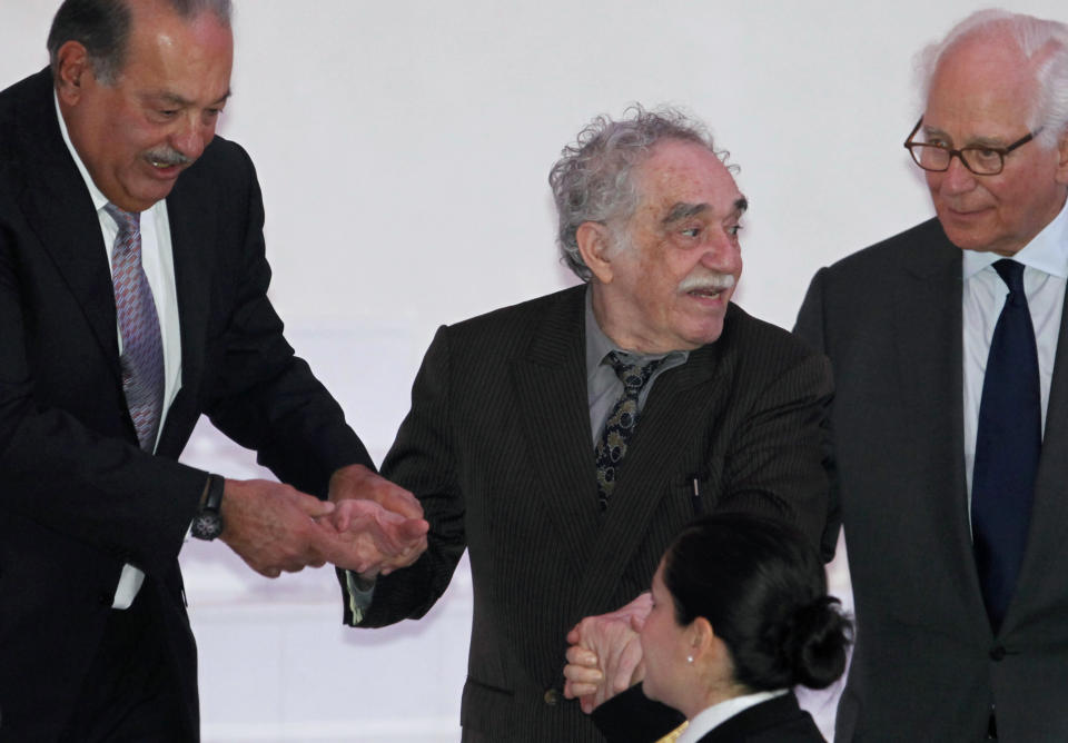 El magnate mexicano Carlos Slim (izq.) y el financiero británico Sir Evelyn de Rothschild (der.) ayudan a Gabriel García Márquez durante la inauguración del nuevo edificio del Museo Soumaya de la Ciudad de México el 1ro de marzo del 2011. García Márquez murió el jueves 17 de abril de 2014 en su casa en la Ciudad de México. (Foto AP/Eduardo Verdugo, Archivo)