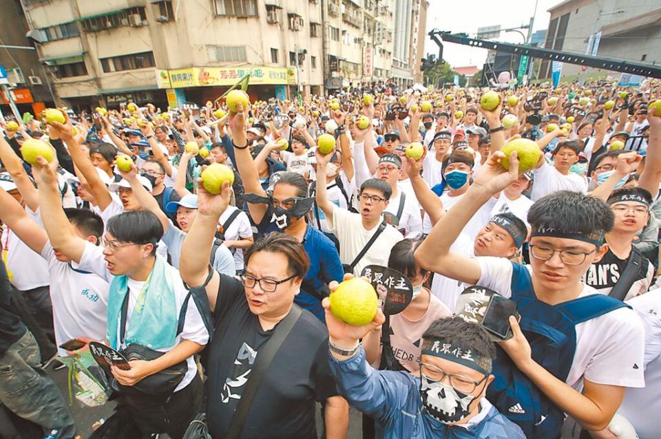 民眾黨19日於民進黨中央黨部前舉辦「519草根決心」遊行，支持者人手一顆芭樂，抗議民進黨過去8年的承諾都是芭樂票，一同高喊「人民作主」，舉辦方表示現場約8000人、線上破8萬人。（陳君瑋攝）