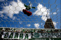 Fans der brasilianischen Fußballmannschaft Chapecoense gedenken der Opfer des Flugzeugabsturzes in der Condá Arena in Chapecó, Santa Catarina. (Bild: EPA/Fernando Bizerra Jr.)