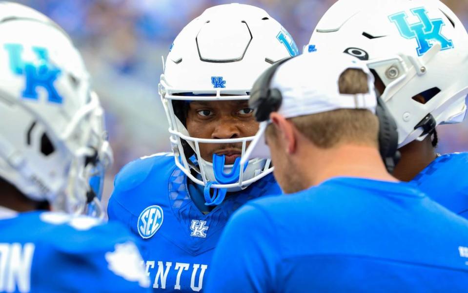 Kentucky tight end Jordan Dingle, center, made his first reception of 2023 last week vs. Eastern Kentucky. Brian Simms/bsimms@herald-leader.com