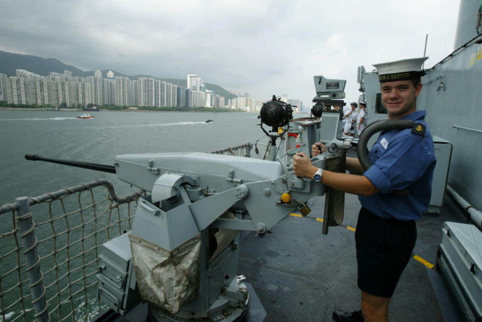 2004年英國驅逐艦 HMS EXETER埃克塞特號訪港，英兵不忘海鮮舫