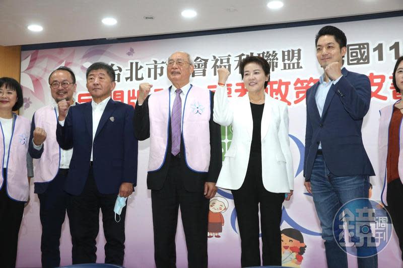 蔣萬安（右起）、黃珊珊、北市社福聯盟理事長高正吉、陳時中今一同出席民間社福政策白皮書發表會。