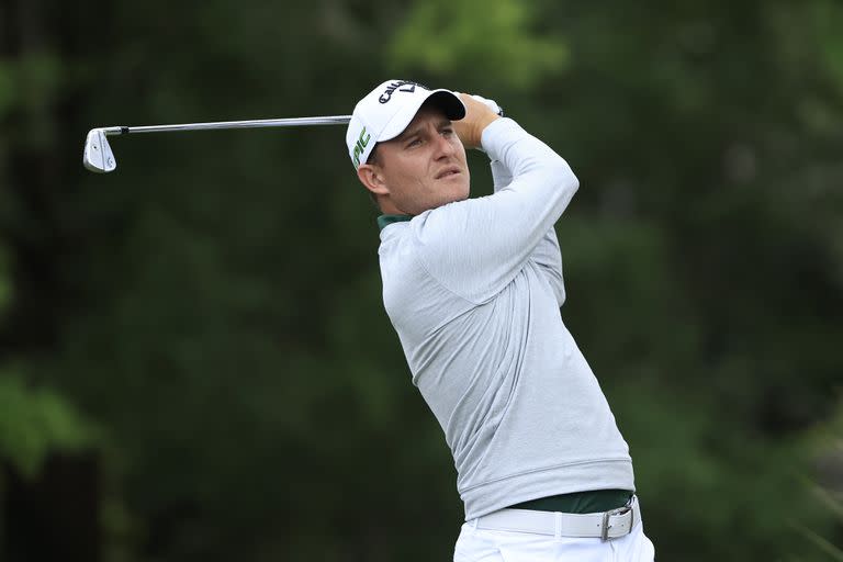 Emiliano Grillo of Argentina pega en el hoyo 14 en el RBC Heritage, en el Harbour Town Golf Links in Hilton Head Island; lleva varios meses a la búsqueda de su segundo título en el PGA Tour