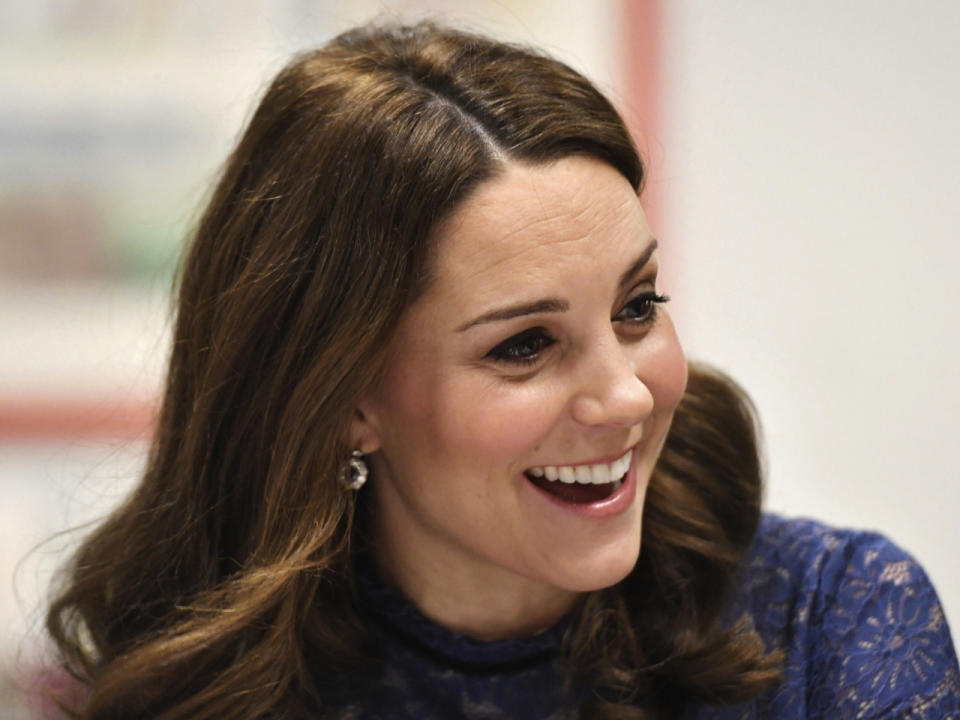 <p>Seit der Hochzeit mit Prinz William ist Kate Middleton eine Herzogin. Deshalb werden auch ihre Ausgaben vom Herzogtum Cornwall übernommen. Laut “Business Insider” kann Herzogin Kate rund acht Millionen Euro ihr Eigen nennen. Ihre Eltern, Michael und Carole Middleton, sollen übrigens ebenfalls über ein beachtliches Vermögen verfügen. (Bild-Copyright: Victoria Jones/Pool Photo via AP) </p>