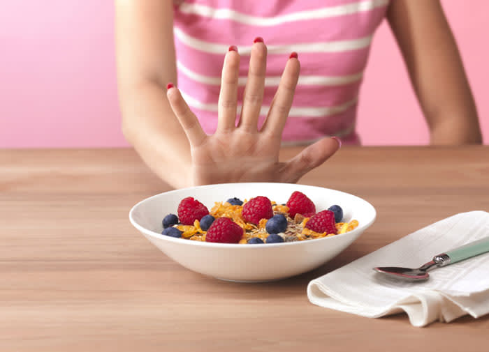 mujer rechazando comida