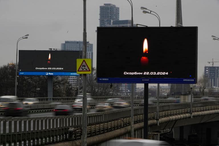 El tráfico circula por la autopista junto a un cartel en que dice 