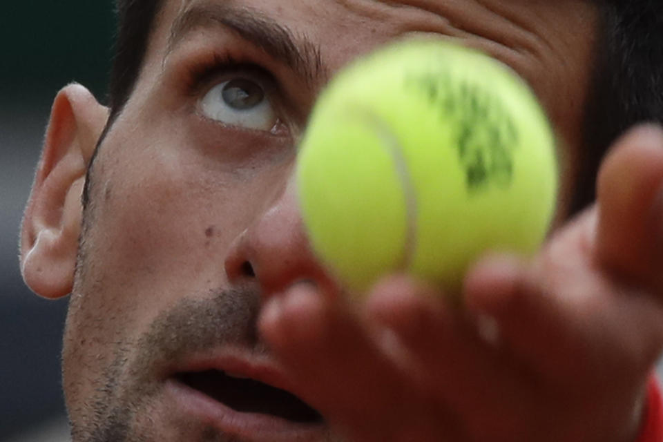 Novak Djokovic al sacar ante Ricardas Berankis por la segunda ronda del Abierto de Francia, el jueves 1 de octubre de 2020, en París. (AP Foto/Alessandra Tarantino)