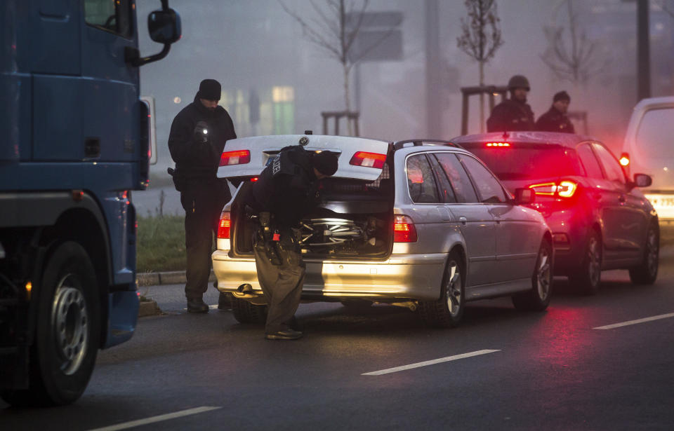 <p>Policías controlan la frontera entre Francia y Alemania tras el tiroteo en Estrasburgo, en Kehl (Alemania).<br><br>Foto: Christoph Schmidt/dpa via AP </p>