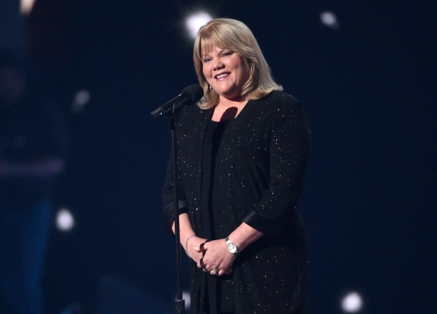 Andrea Finlay presents the milestone award to her daughter Taylor Swift at the 50th annual Academy of Country Music Awards at AT&T Stadium on Sunday, April 19, 2015, in Arlington, Texas. (Photo by Chris Pizzello/Invision/AP)