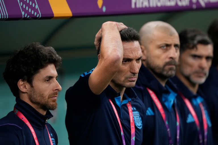 El director técnico de Argentina, Lionel Scaloni, da indicaciones a sus dirigidos durante el partido que disputan Argentina y México, por la primera fase de la Copa del Mundo Qatar 2022 en el estadio Lusail, Doha, el 26 de Noviembre de 2022.