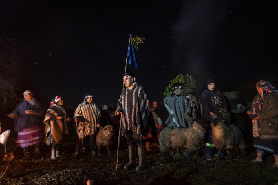 Indígenas mapuches se preparan para sacrificar varios corderos durante los festejos del año nuevo mapuche en le comunidad Corayen, en Los Ríos, al sur de Chile, el 21 de junio del 2022. (AP Photo/Rodrigo Abd)