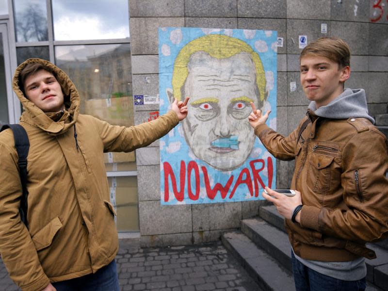 Auf dem Maidan in Kiew: Zwei junge Ukrainer und ihre Meinung zu Wladimir Putin. Foto: Robert Ghement