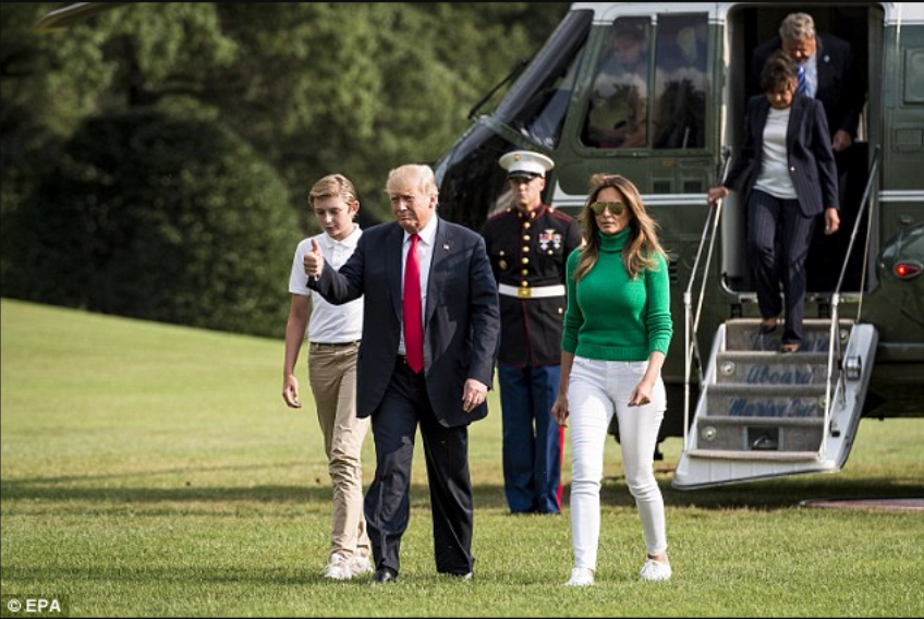 Según su estilo habitual el presidente levantó el dedo pulgar ante las cámaras mientras caminaba en el césped. Cortesía: EPA