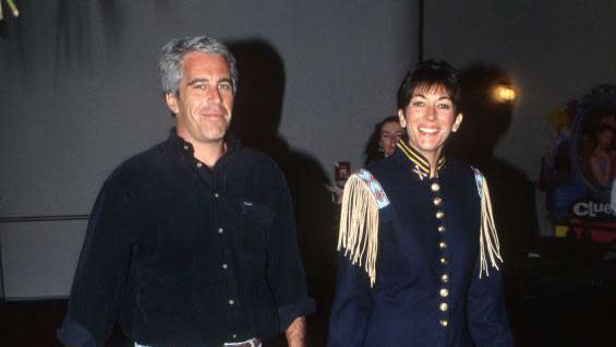 Jeffrey Epstein y Ghislaine Maxwell en 1995. (BBC)