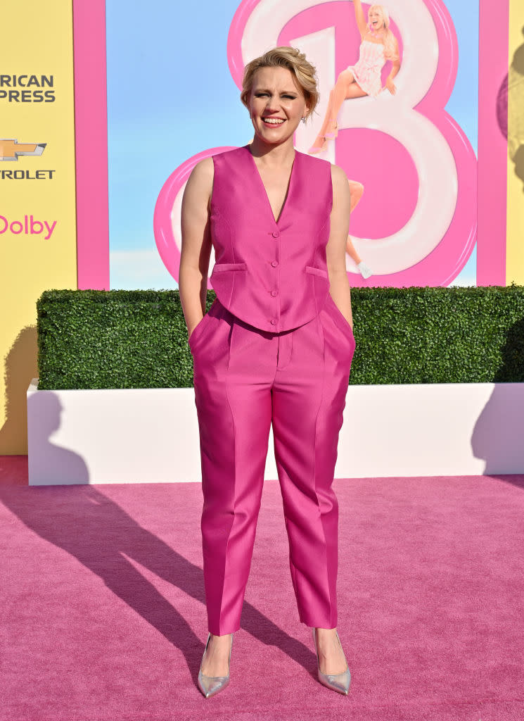 Kate McKinnon in pink