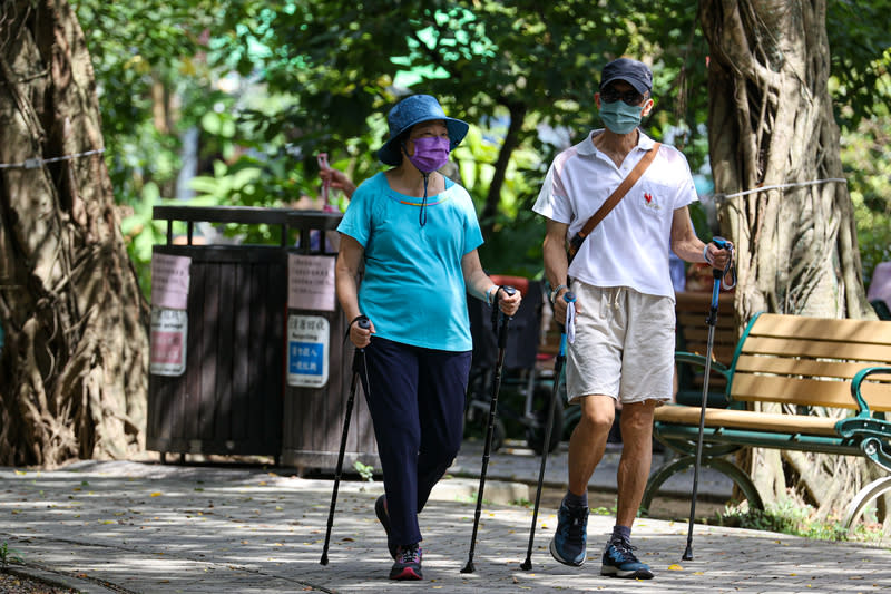 西南風沉降  大台北氣溫上看36度（1） 中央氣象署12日表示因為受到西南風沉降影響，大台 北地區氣溫上看攝氏36度，提醒民眾注意防曬、補充 水分。圖為台北市文山區民眾到公園散步，享受晴朗 天氣。 中央社記者鄭清元攝  113年6月12日 