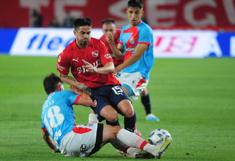 Damián Pérez, lateral izquierdo de Independiente, lucha con Gonzalo Muscia