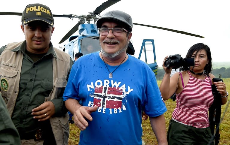 FARC rebel leader Rodrigo Londono (C), also known by his nom de guerre "Timochenko", marked the occasion with Colombian President Juan Manuel Santos