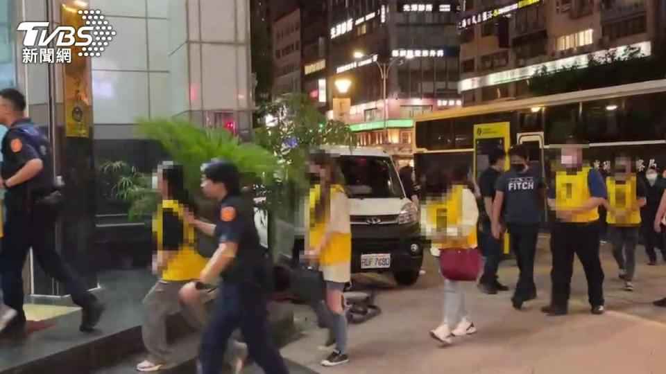 養生館吳姓負責人及員工9人被警方依法送辦。（圖／TVBS）