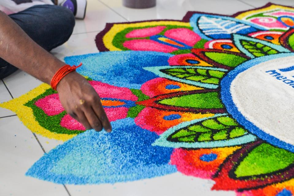 Kolam artist, Sivabalan Arumugam, 36, at work. — Picture by Miera Zulyana