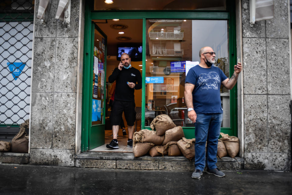 I livelli del Seveso e del Lambro sono saliti di 3 metri in mezz'ora. Centinaia le chiamate ai Vigili del Fuoco: oltre 100 gli uomini impiegati per aiutare persone rimaste bloccate nei sottopassi o negli ascensori. (Foto Claudio Furlan - LaPresse)