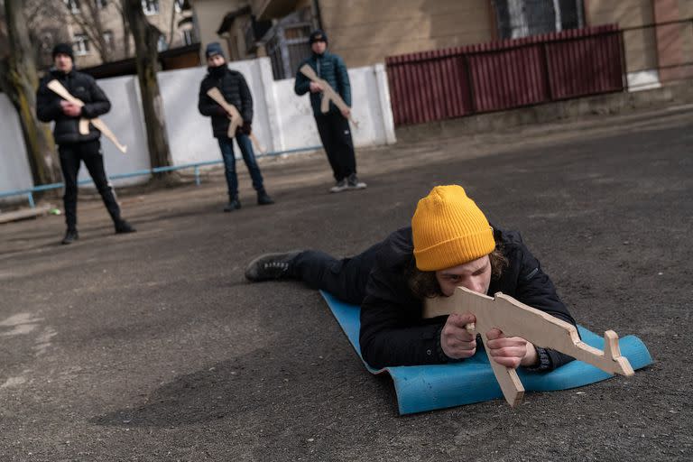 Civiles reciben entrenamiento militar básico en  Ivano-Frankivsk, Ucrania, el 28 de febrero de 2022.