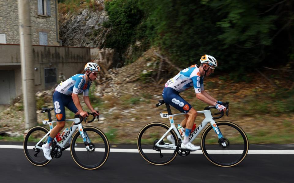 Van Den Broek and Bardet leading the race