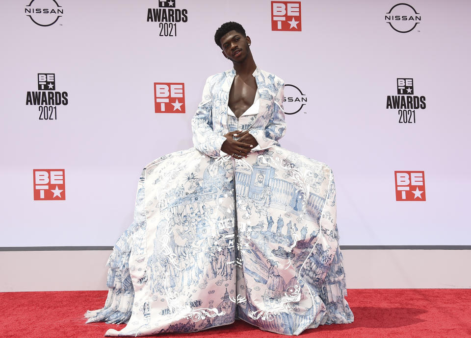 Lil Nas X llega a la ceremonia de los Premios BET el domingo 27 de junio de 2021 en el Teatro Microsoft en Los Angeles. (Foto por Jordan Strauss/Invision/AP)