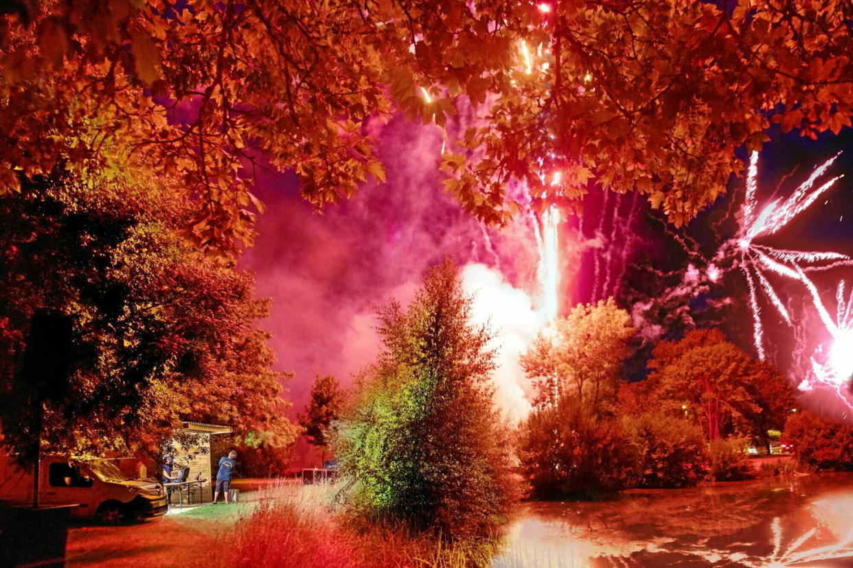 Feu d'artifice du 14 Juillet sur les bords de l'étang du Gasloup d'Éric Larrayadieu.  - Credit:Eris Larrayadieu/Grande commande photojournalisme