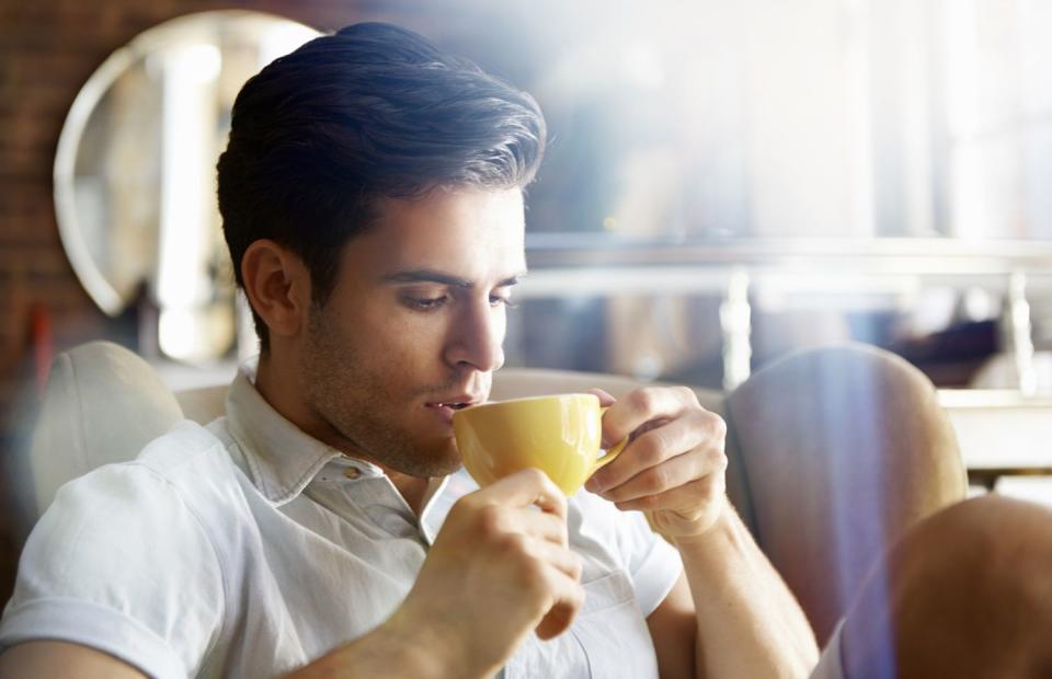 Una nueva investigación demuestra que el olor del café tiene un efecto placebo en la mente que mejora nuestras capacidades matemáticas. (Foto: Getty)