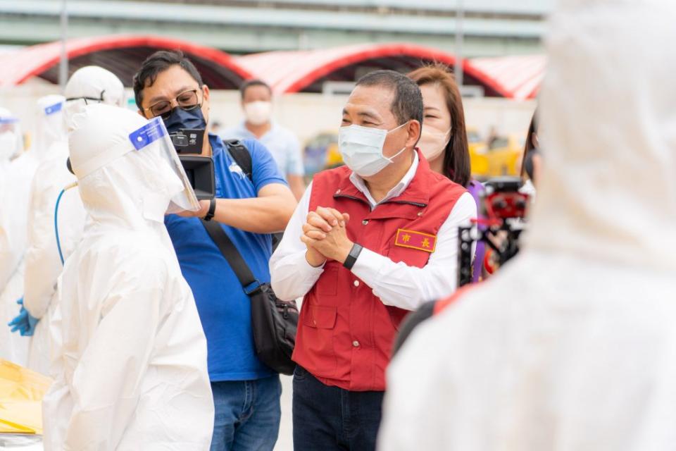 新北市長侯友宜十日往前防疫車隊清消站視察車隊的執勤整備狀況，提醒車隊駕駛務必做好自身防疫保護措施。<br />(記者蔡琇惠攝)