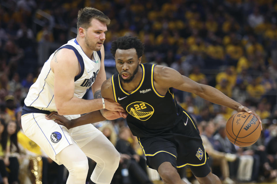 L'attaquant des Golden State Warriors Andrew Wiggins se dirige vers le panier contre le gardien des Dallas Mavericks Luka Doncic lors du premier match de la finale de la Conférence Ouest au Chase Center de San Francisco le 18 mai 2022. (AP Photo/Jed Jacobsohn)