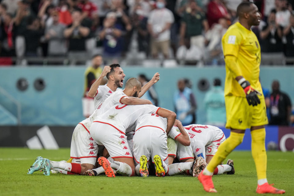 Wahbi Khazri celebra con sus compañeros tras anotar el primer gol de Túnez ante Francia en el partido por el Grupo D del Mundial, el miércoles 30 de noviembre de 2022, en Rayán, Qatar. (AP Foto/Alessandra Tarantino)