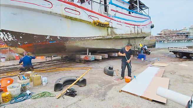 漁船保養維修工作繁重缺乏人力，桃園永安漁港上架場每天都有船舶排隊等待維修。（呂筱蟬攝）