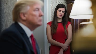 Madeleine Westerhout junto a Trump. Foto: CNBC