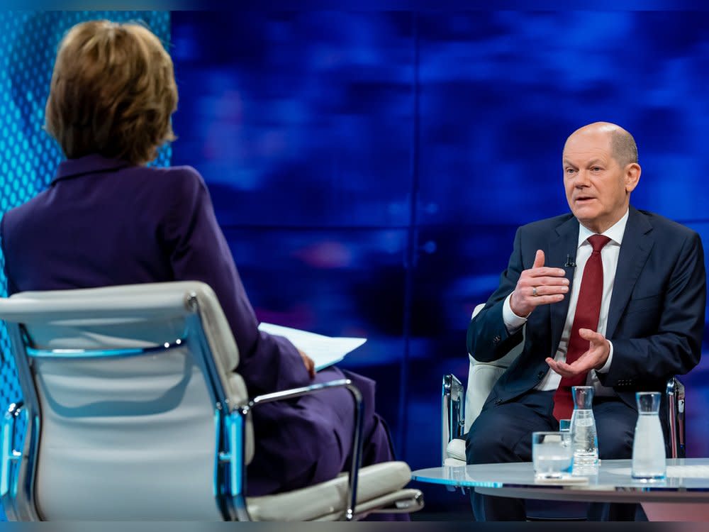 Bundeskanzler Olaf Scholz steht bei Maybrit Illner ein Jahr nach Beginn des Ukraine-Kriegs Rede und Antwort. (Bild: ZDF/Svea Pietschmann)