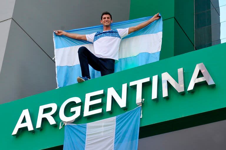 Germán Chiaraviglio y la bandera argentina  
