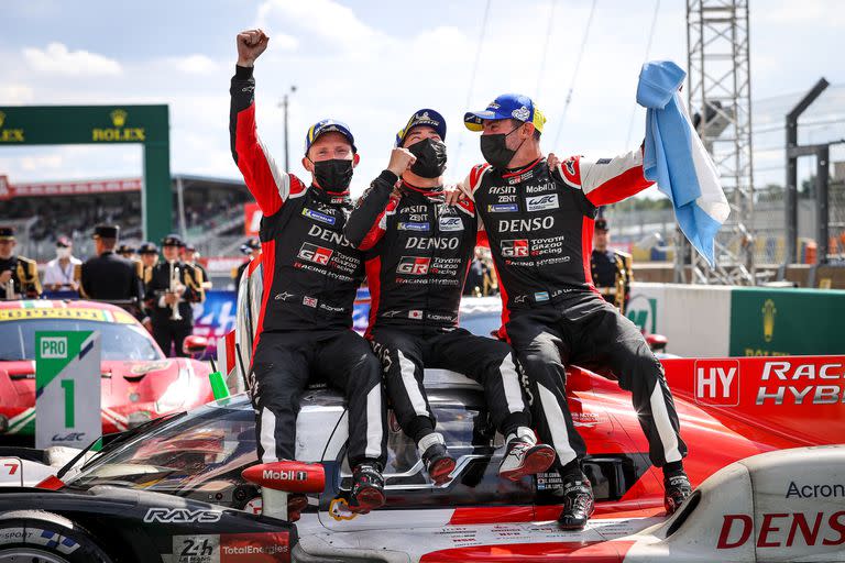 Mike Conway, Kamui Kobayashi y José María Pechito López celebran sobre el Toyota GR10 Hybrid N°7 la victoria en las 24 Horas de Le Mans; "No podría elegir mejores compañeros de equipo, son ​​como hermanos", señaló el cordobés sobre los integrantes de la dotación