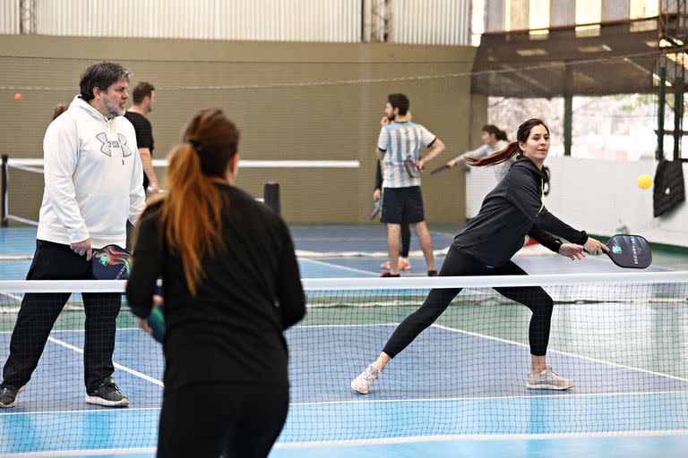 Jóvenes y adultos mayores pueden jugar al pickleball