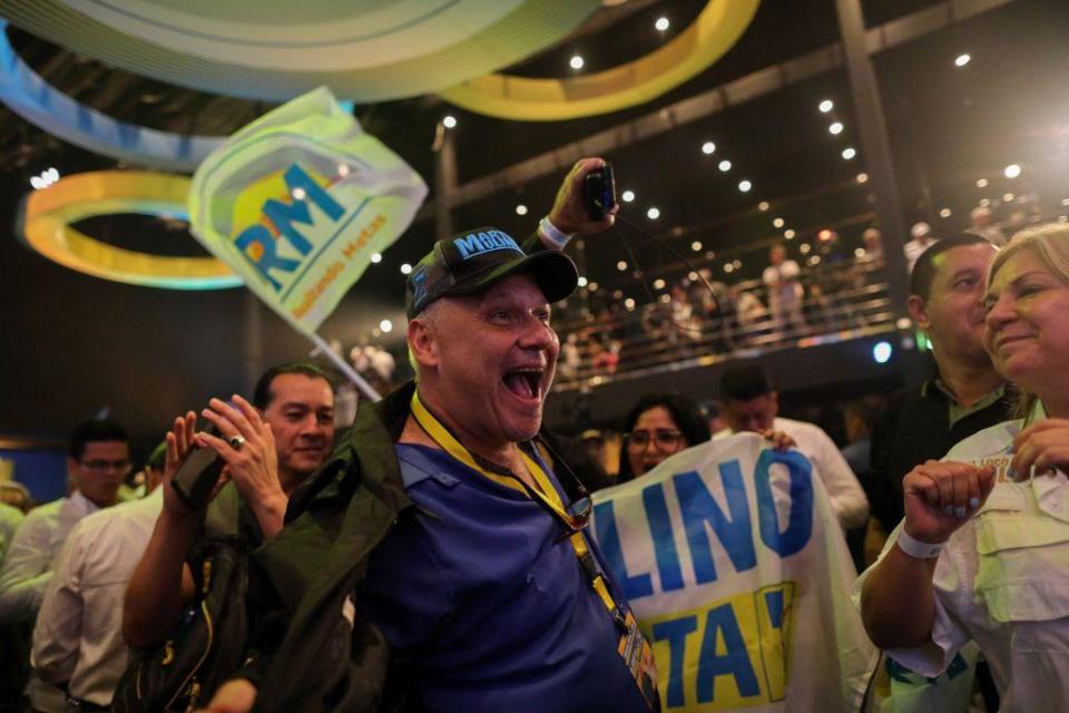 Partidarios de Mulino celebrando su triunfo.