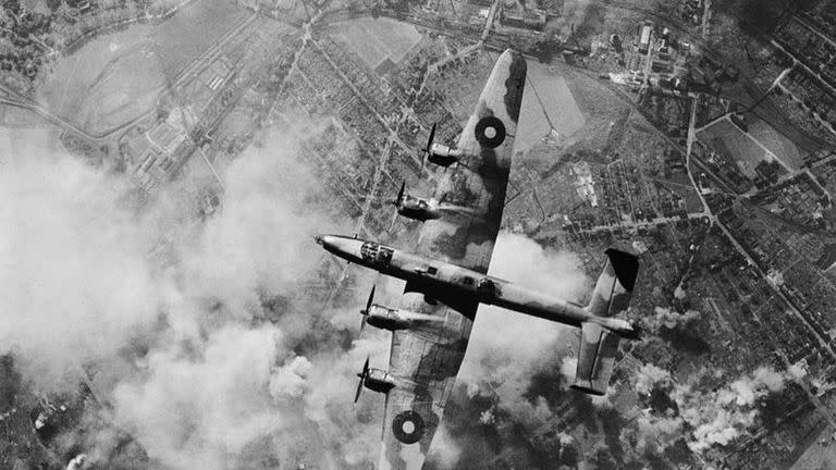 Un Handley Page Halifax vuela sobre el objetivo entre nubes de humo durante una incursión diurna sobre una refinería de petróleo en el Ruhr