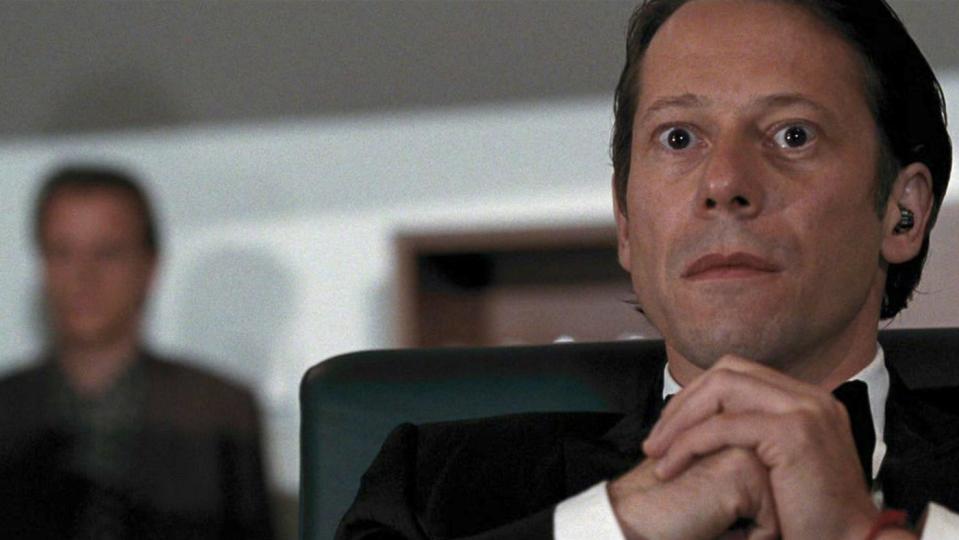 Pour jouer ce rôle de méchant dans <em>James Bond</em>, Mathieu Amalric a avoué s'être inspiré de... Nicolas Sarkozy, surtout au niveau du regard. Son personnage a <em>"le sourire de Tony Blair </em>[ancien Premier ministre britannique, ndlr.] <em>et les yeux fous de Nicolas Sarkozy"</em>, selon lui. Il s'est expliqué plus en détails : <em>"Quand j'ai commencé à réfléchir au personnage, j'ai demandé au réalisateur si je pouvais me raser la tête, avoir une cicatrice, un œil qui saigne ou quelque chose dans ce genre qui puisse m'aider. Marc Forster m'a répondu : </em>'Non, ton regard suffira'<em>. Je me suis alors demandé ce qui faisait d'un personnage un méchant. Ce n'est pas le stéréotype du dingue qui cherche à détruire le monde ; il devait donc avoir un fort impact psychologique"</em>. Pas sûr que Nicolas Sarkozy ait apprécié. (<em>crédit DR, Quantum of Solace</em>)