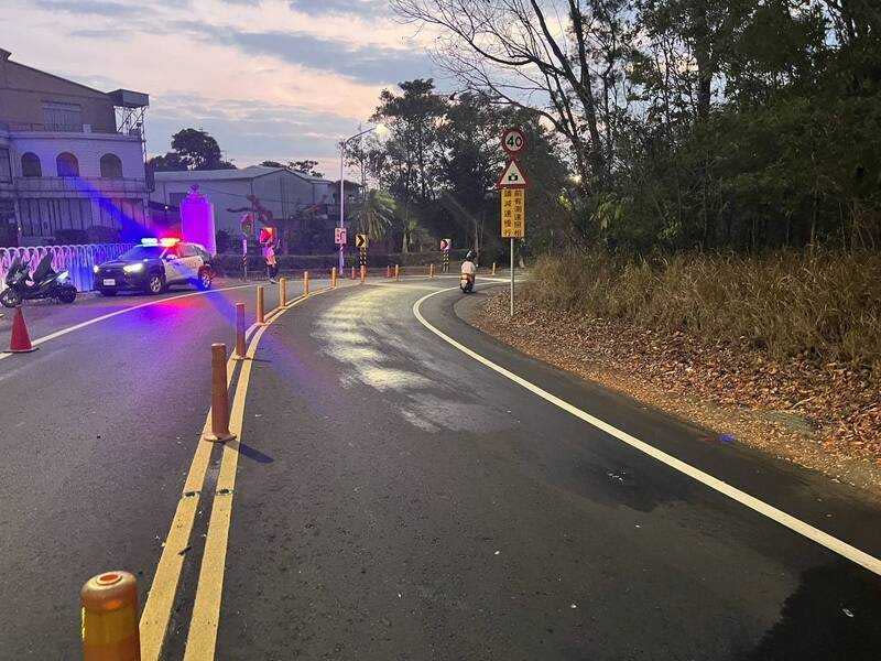 高雄學府路上驚見油漬導致車禍。（圖／翻攝畫面）