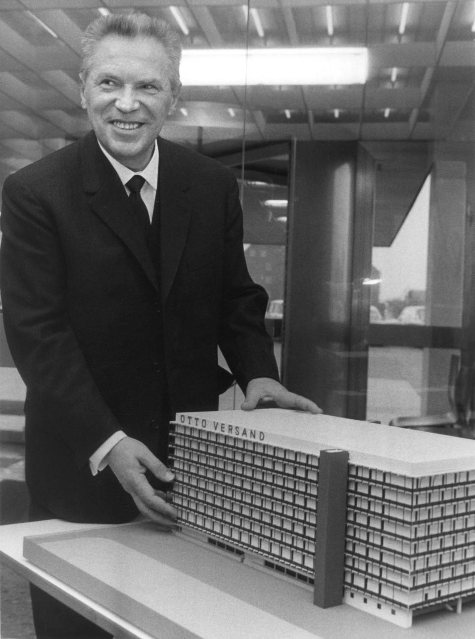 Werner Otto steht in Hamburg neben einem Modell seines neuen, 23 Millionen Mark teuren Versandgebäudes (Archivfoto dpa,  vom 08.02.1968).