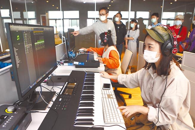 台北城市科技大學流行音樂事業系，邀請學生與家長體驗編曲教室的各項軟體與設備。（本報資料照片）