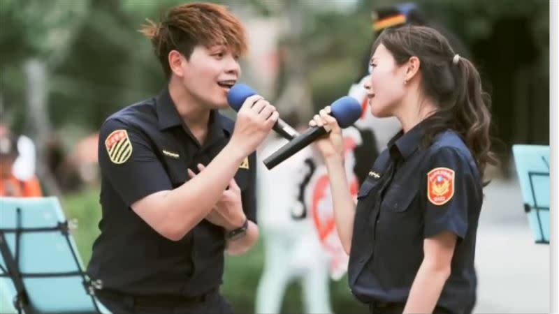 內湖警快閃內科，驚人才藝吸引不少民眾圍觀。（圖／翻攝畫面）