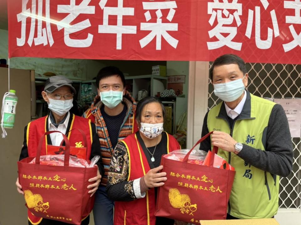 新竹郵局局長吳順吉及華山王站長親自將春節物資交予關懷戶，讓他們暖胃更暖心。（記者彭新茹攝）